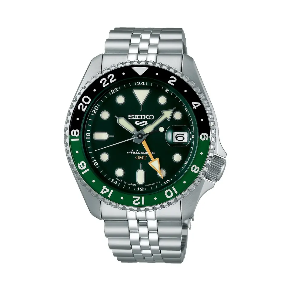 Relógio Seiko 5 Sports GMT Verde em fundo branco