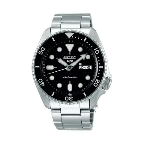 Relógio Seiko 5 Sports Preto em fundo branco