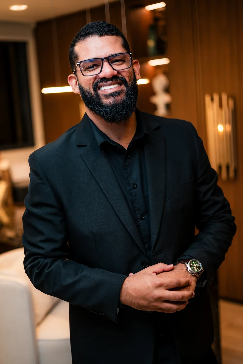 Moyses Rhamon, fundador e CEO da Mr Chronos, de terno escuro e relógio no pulso